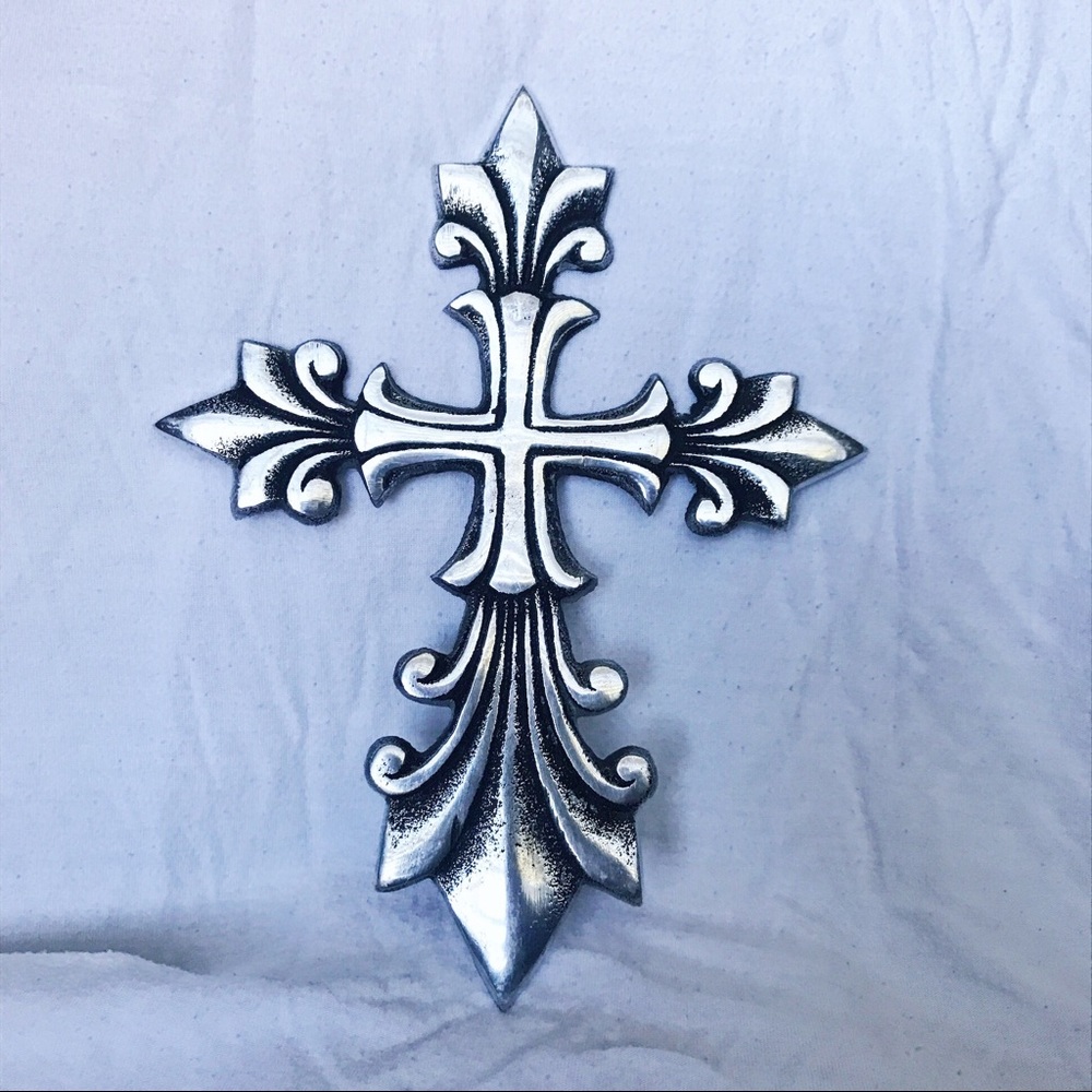 🍁 Silver Metal Cross
